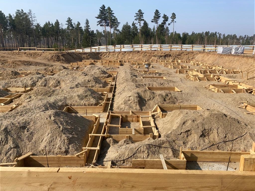 Детский сад на 110 мест возводят в Смоленке – строители готовятся к заливке фундамента для основного здания